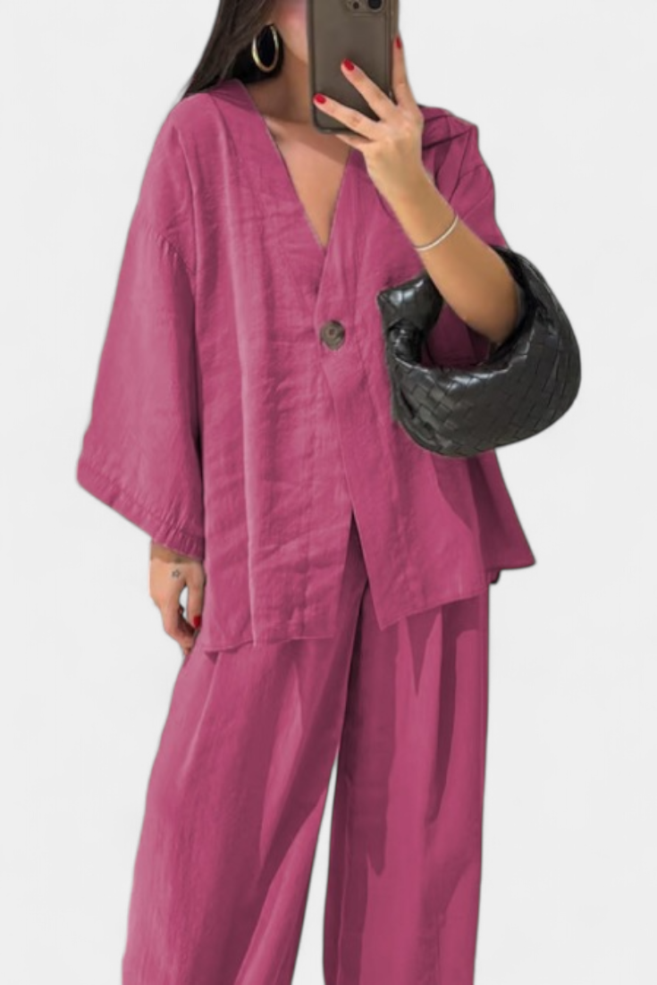 Eli Oversize komplektas su V formos kaklo topu ir tiesiomis kelnėmis