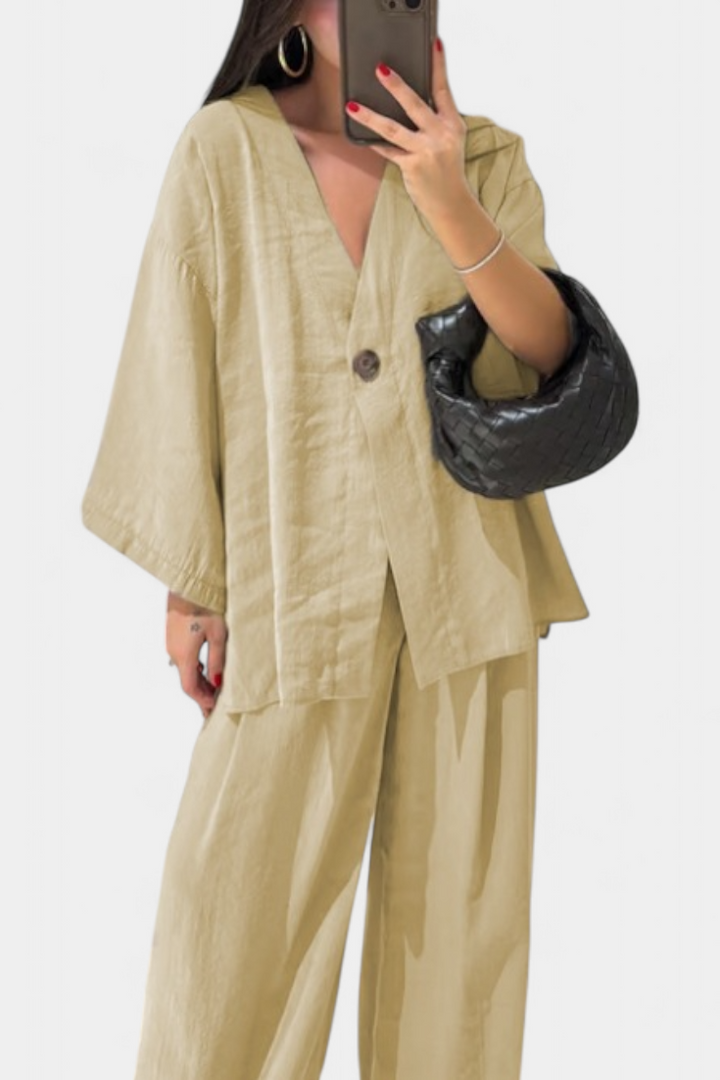 Eli Oversize komplektas su V formos kaklo topu ir tiesiomis kelnėmis