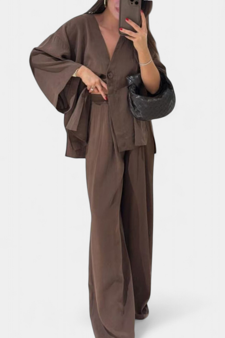 Eli Oversize komplektas su V formos kaklo topu ir tiesiomis kelnėmis