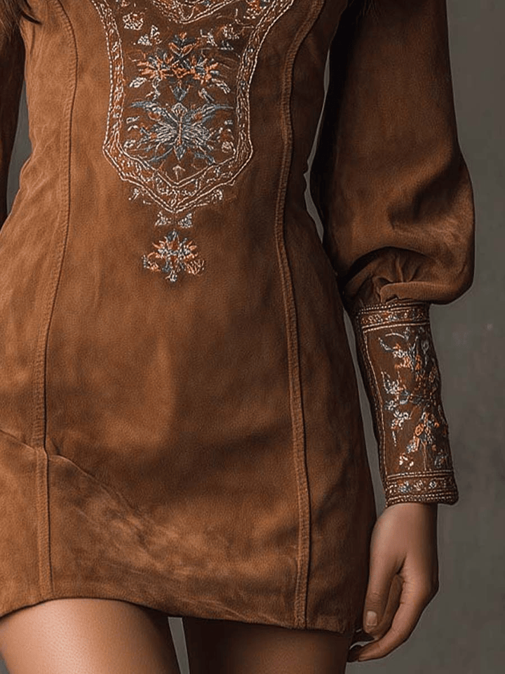 Viola – Siuvinėta Suede Mini Suknelė