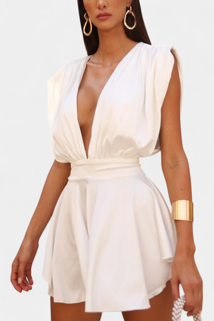 Rosalba Mono Su Giliais Dekolte ir Apibrėžta Juosmens Linija