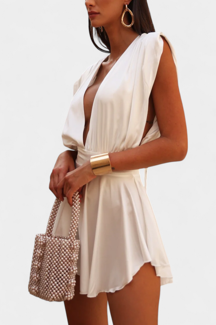 Rosalba Mono Su Giliais Dekolte ir Apibrėžta Juosmens Linija