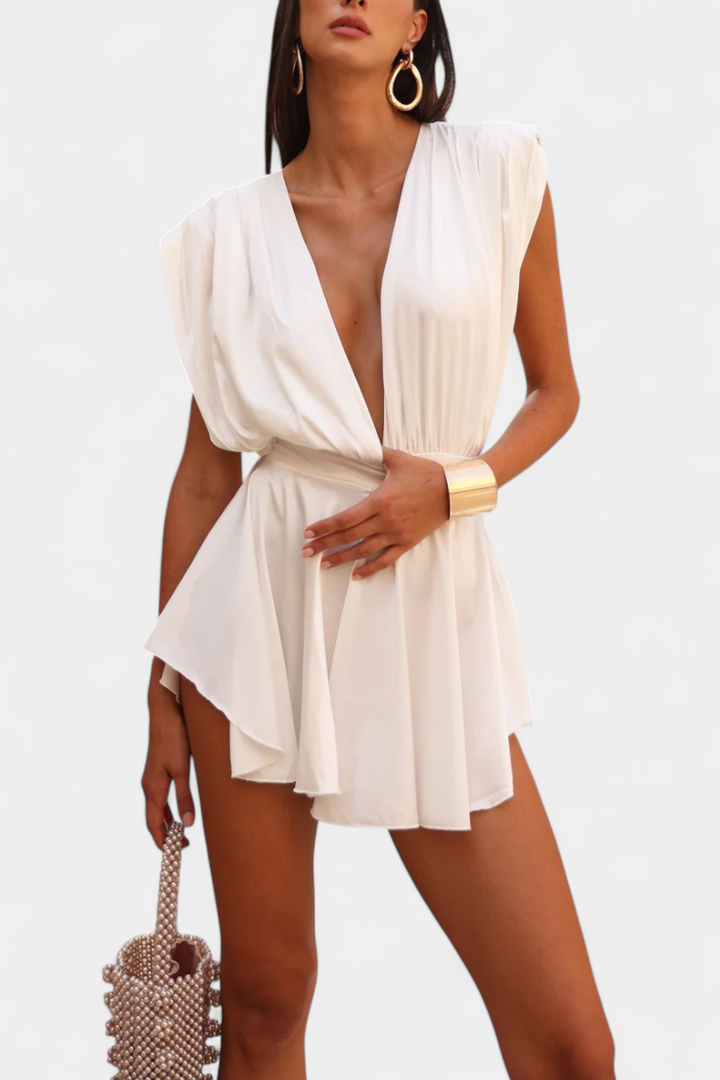 Rosalba Mono Su Giliais Dekolte ir Apibrėžta Juosmens Linija