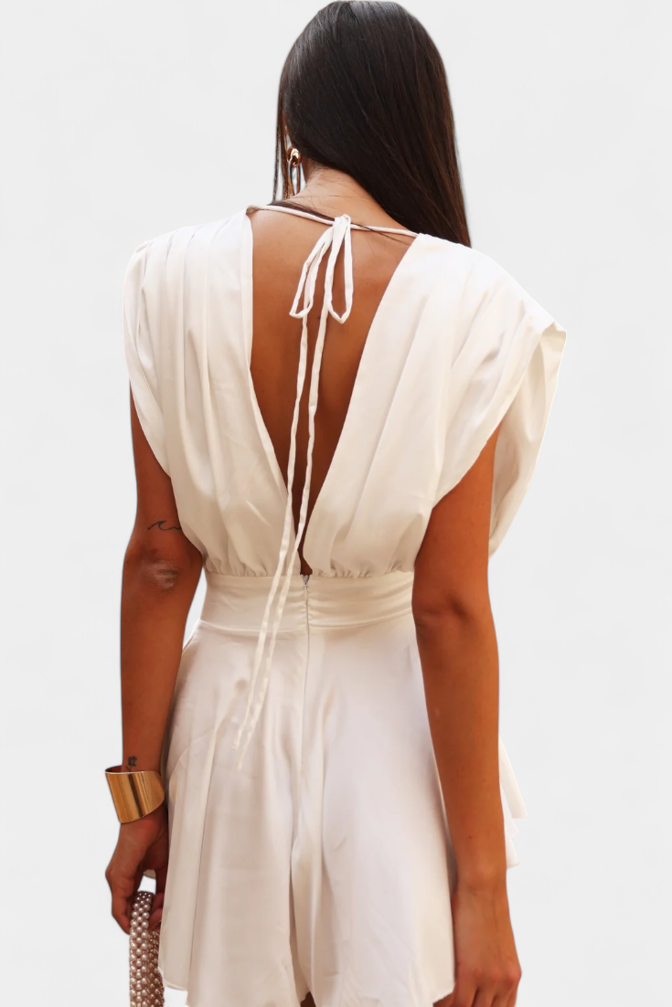 Rosalba Mono Su Giliais Dekolte ir Apibrėžta Juosmens Linija